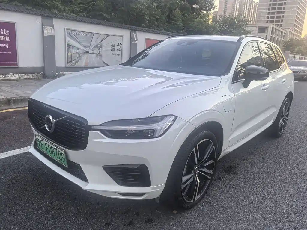 Volvo XC60 Plug-In Hybrid 2021 — фото 1
