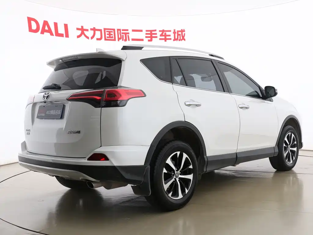 Toyota RAV4 2018 — фото 8