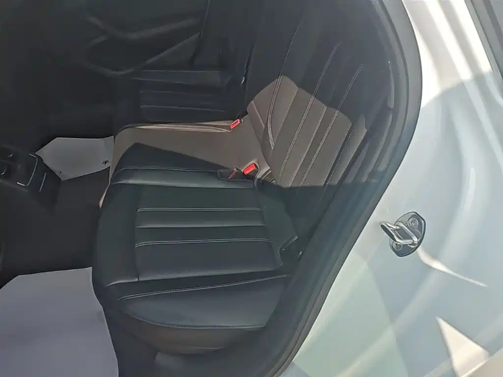 Audi A4L 2023 — фото 17