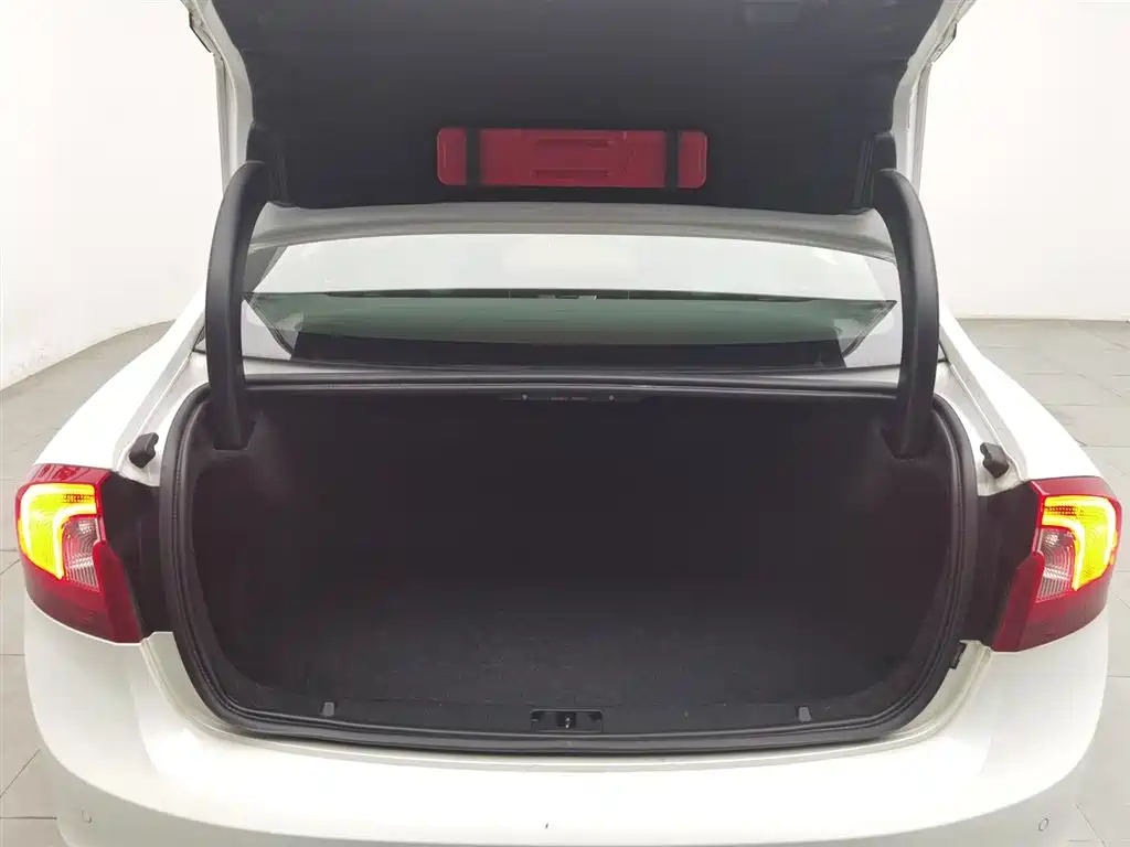 Volvo S60 2019 — фото 16
