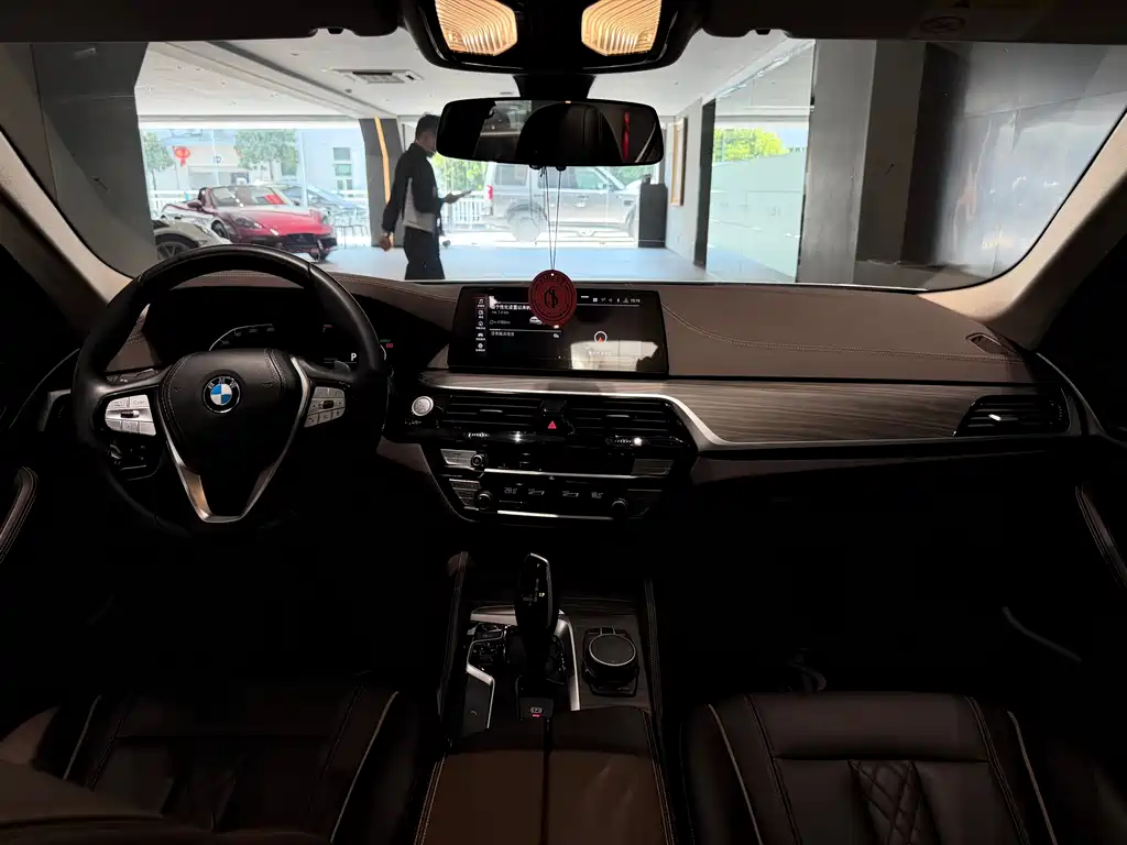 BMW 5 Series 2020 — фото 10
