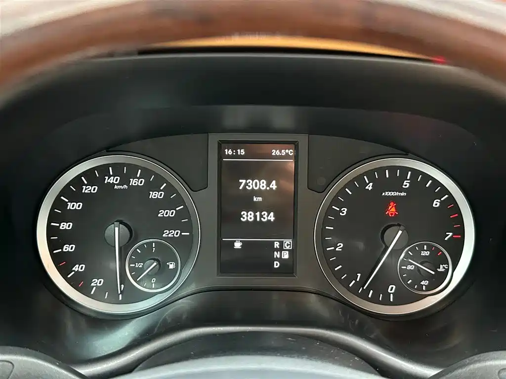 Mercedes-Benz V-Class 2023 — фото 40