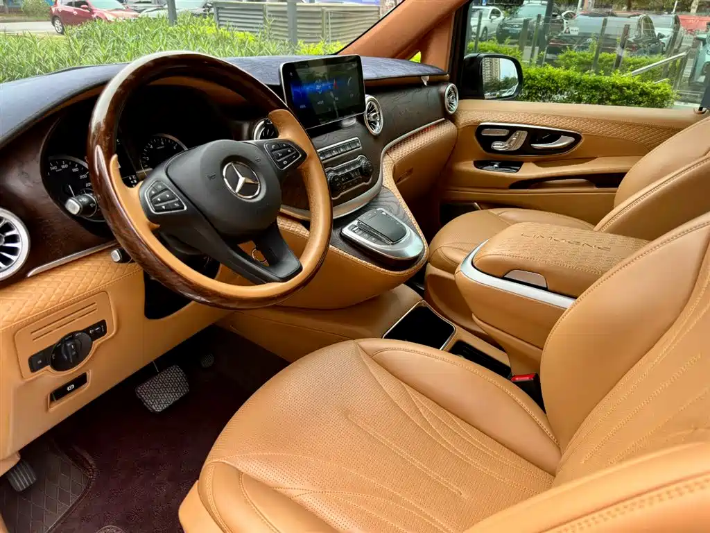 Mercedes-Benz V-Class 2023 — фото 10