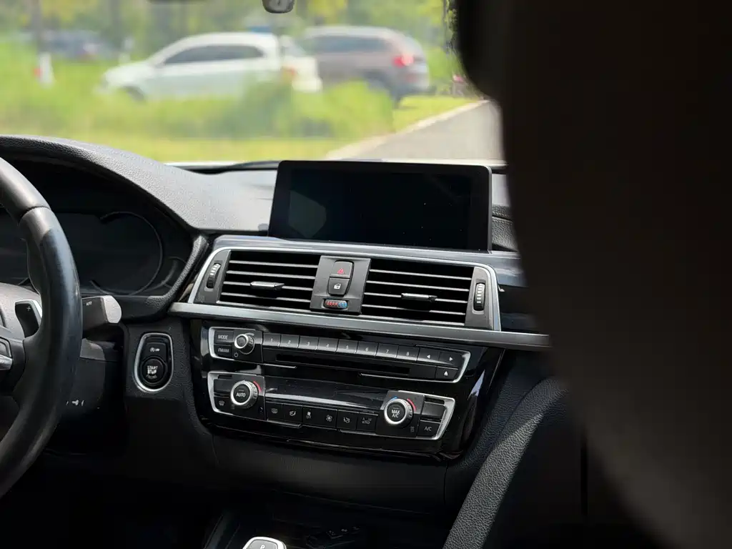 BMW 3 Series 2018 — фото 18