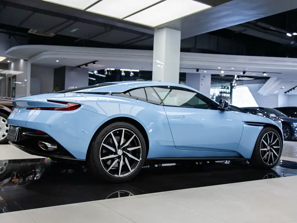 Aston Martin DB11 2019 — фото 12