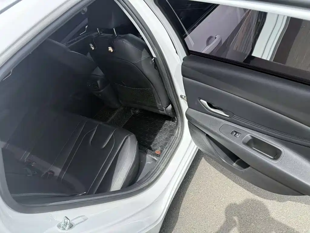 Hyundai Elantra 2023 — фото 10