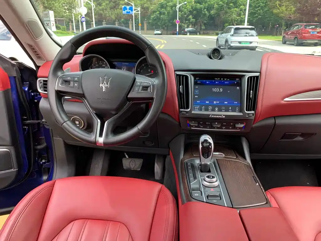 Maserati Levante 2017 — фото 11
