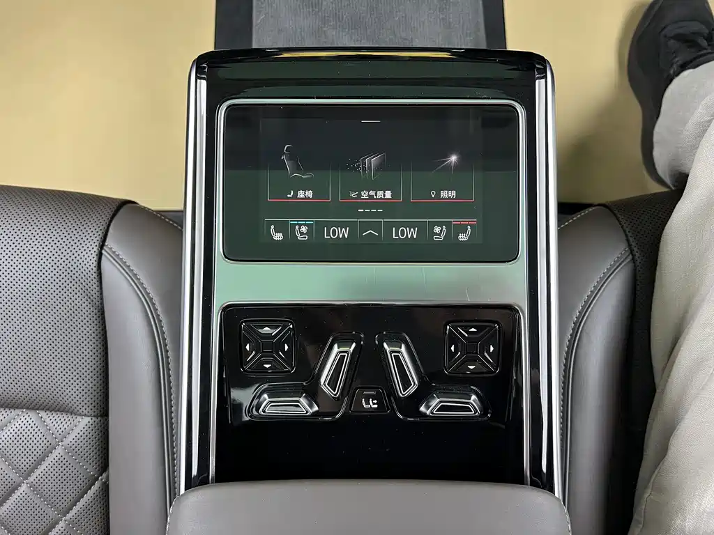 Audi A8 2023 — фото 33
