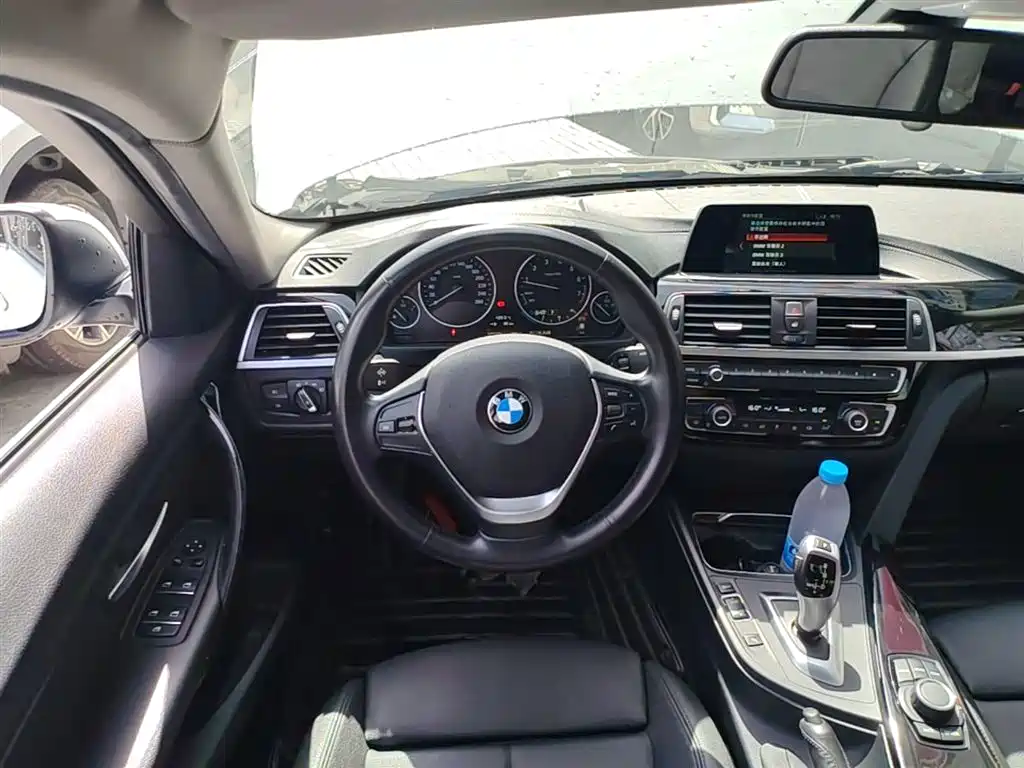 BMW 3 Series 2018 — фото 11