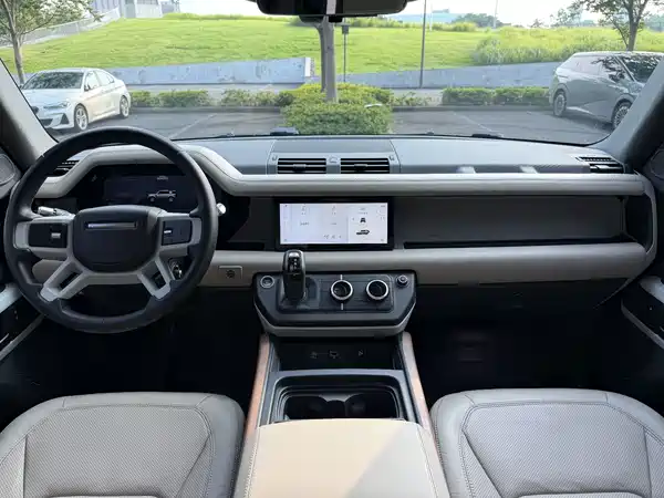 Land Rover Defender 2021