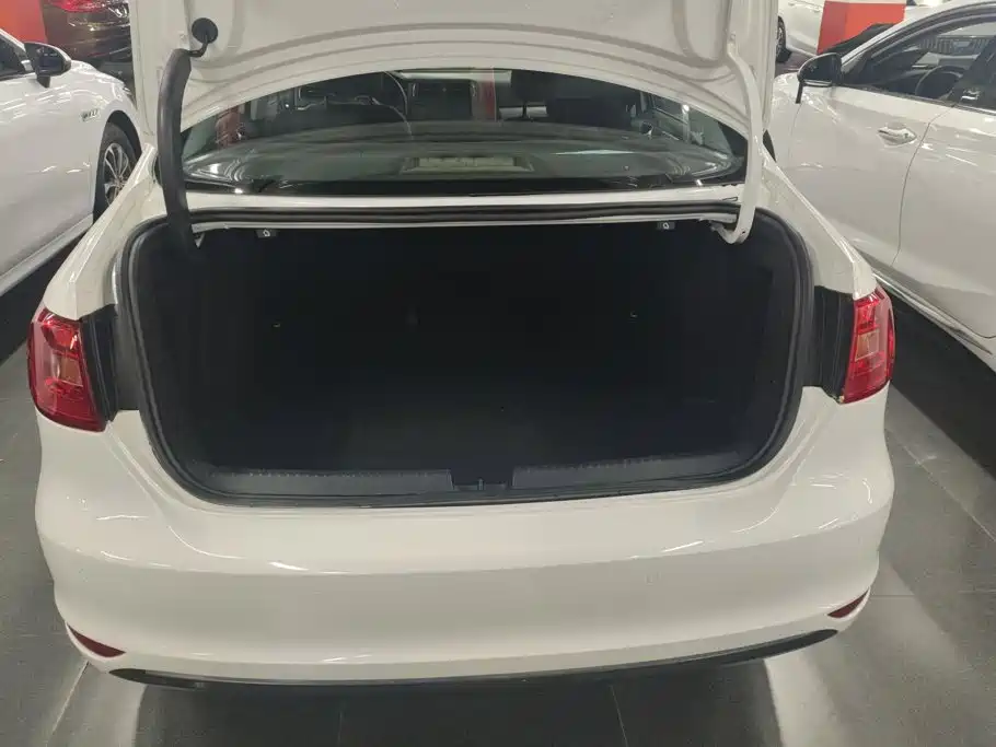 Volkswagen Sagitar 2015