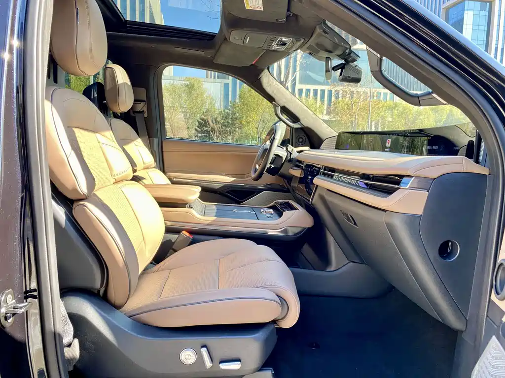 Lincoln Navigator 2025 — фото 10
