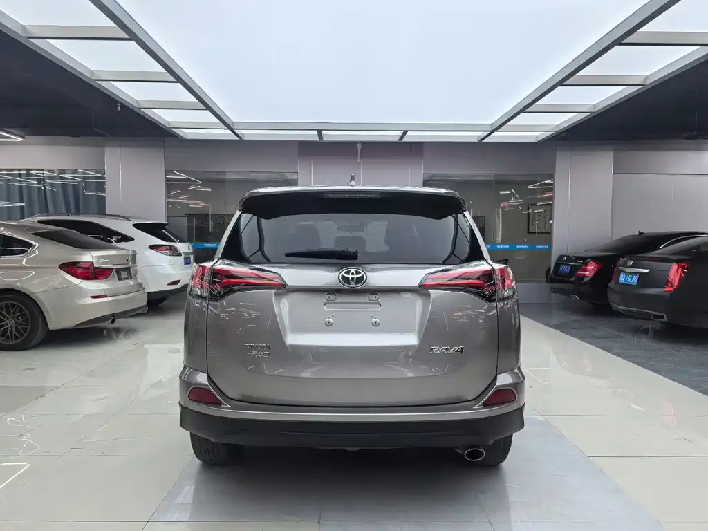 Toyota RAV4 2018 — фото 9