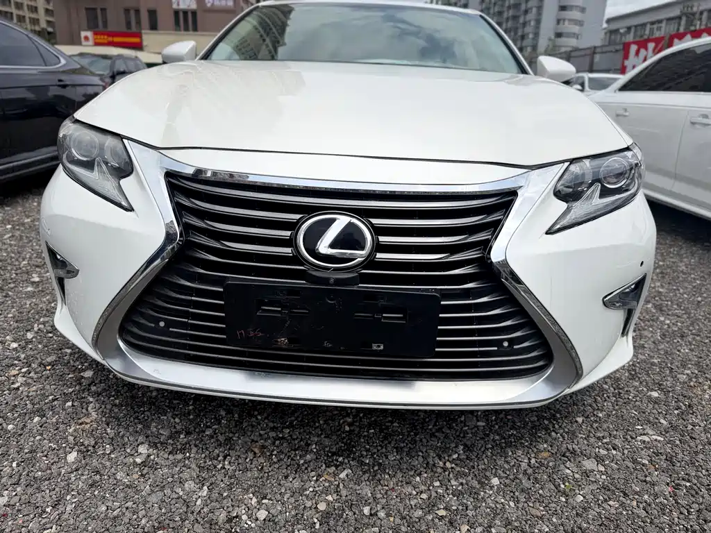 Lexus ES 2017 — фото 10