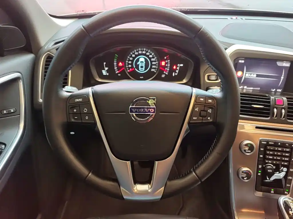 Volvo XC60 2017 — фото 11
