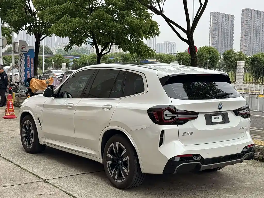 BMW iX3 2023 — фото 14