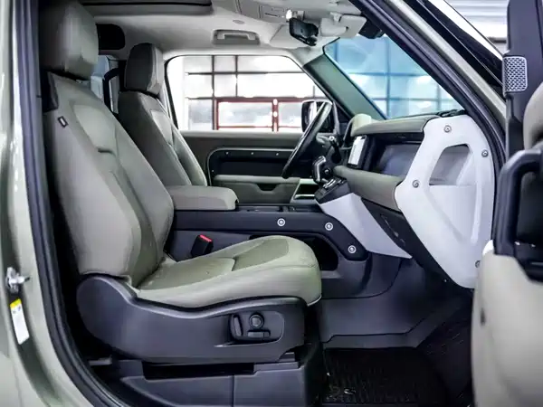 Land Rover Defender 2021