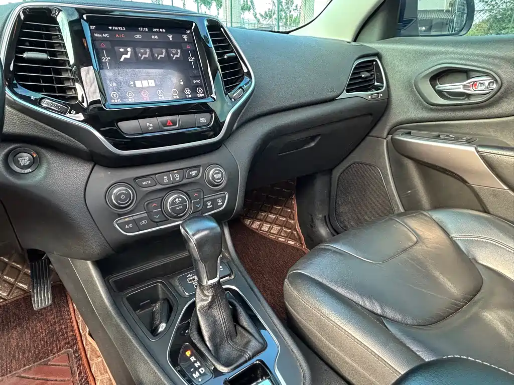 Jeep Cherokee 2019 — фото 12