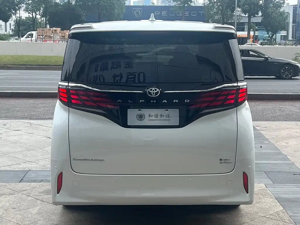 Toyota Alphard — фото 5