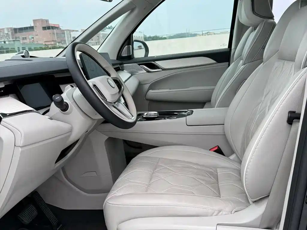 Volvo EM90 2024