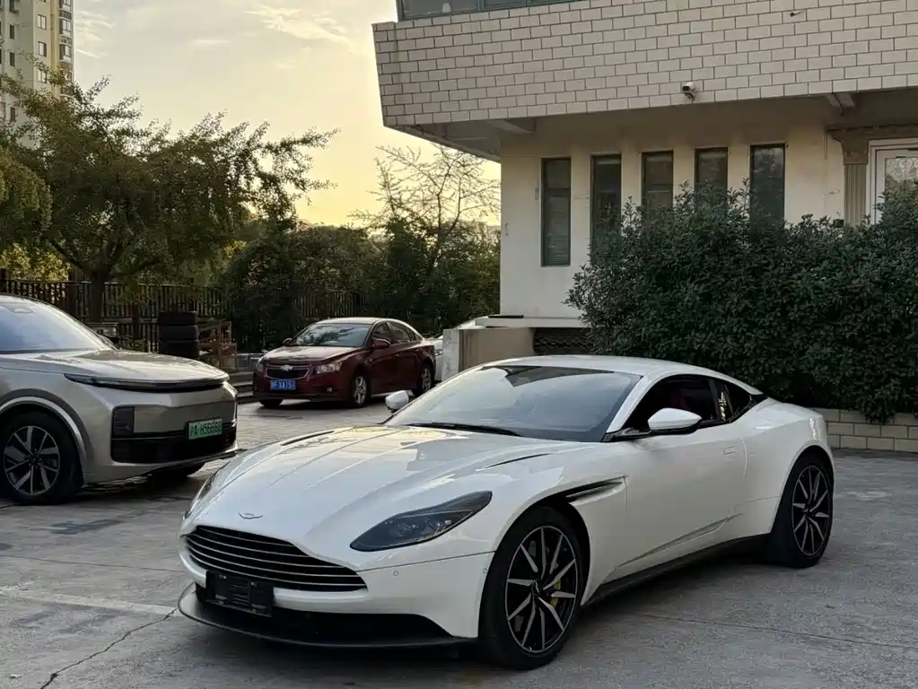 Aston Martin DB11 2019 — фото 1