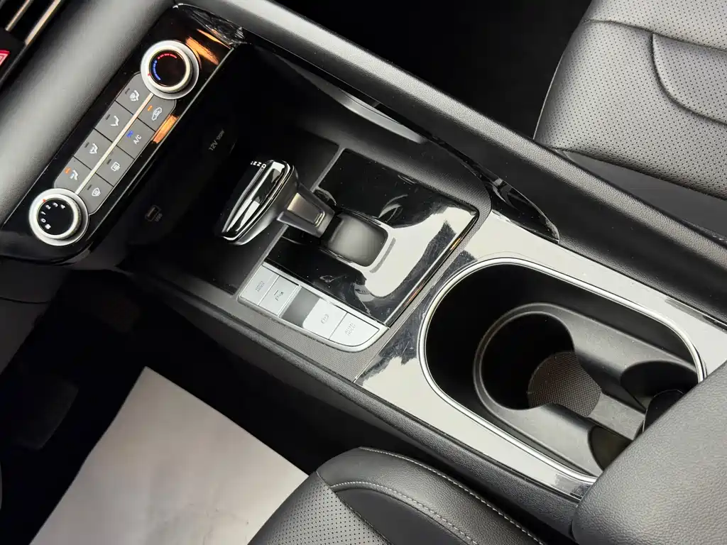 Hyundai Elantra 2023 — фото 14