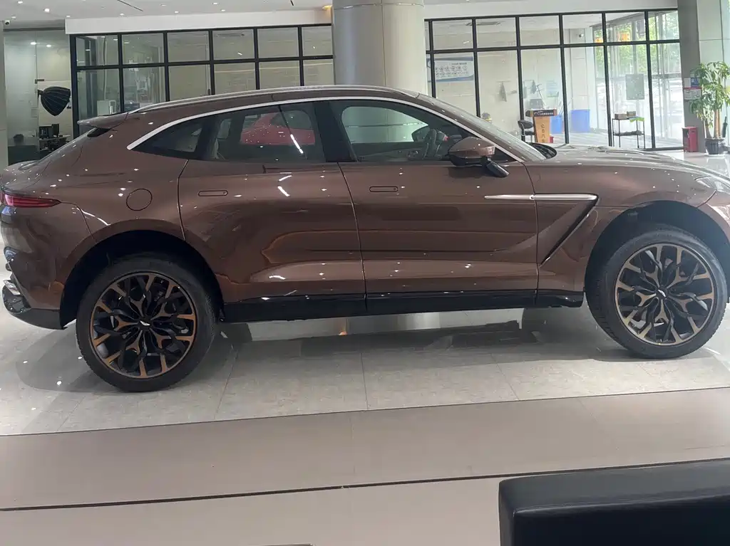 Aston Martin DBX — фото 3