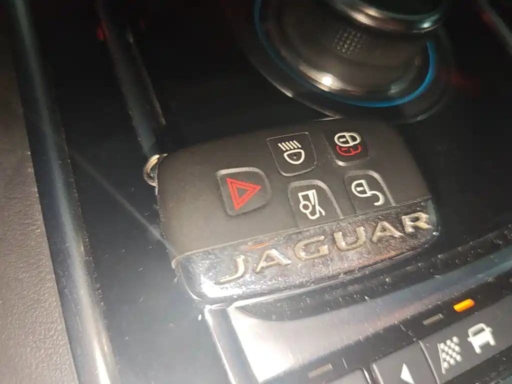 Jaguar XEL 2018 — фото 9