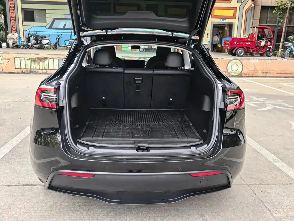 Tesla Model Y 2023 — фото 12