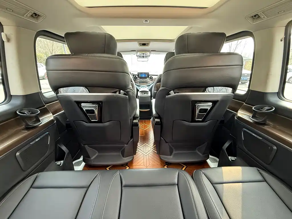 Mercedes-Benz V-Class 2022 — фото 15