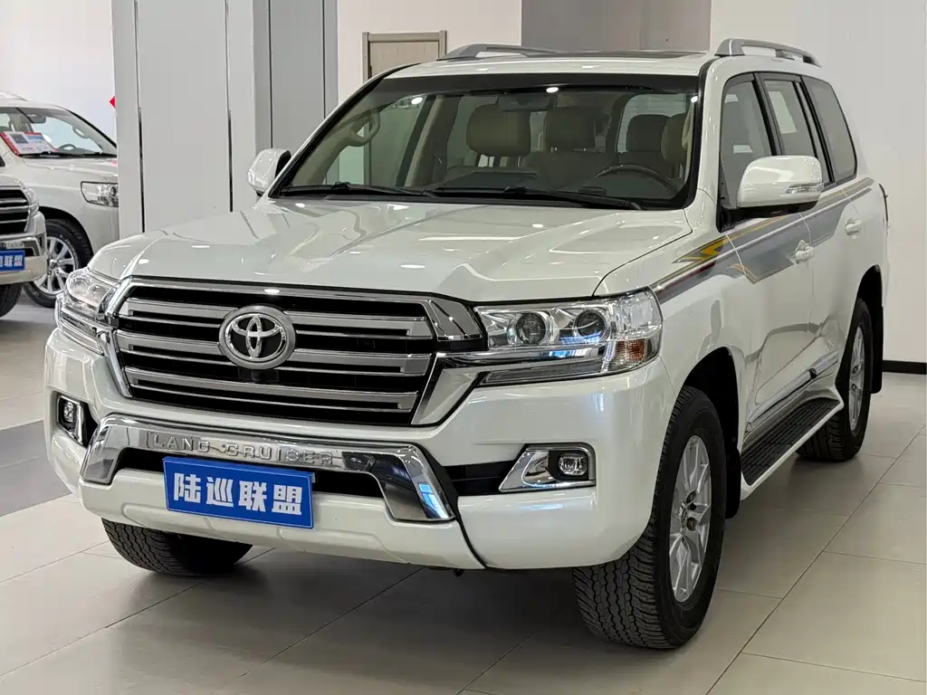 Toyota Land Cruiser 2017 — фото 1