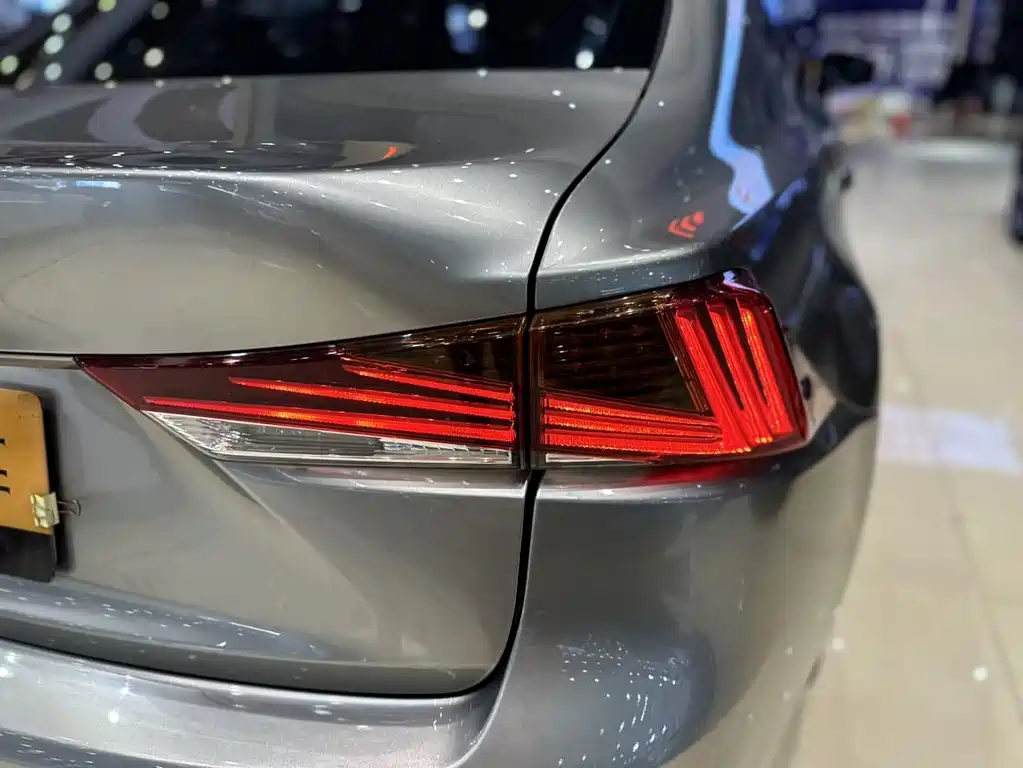 Lexus IS 2018 — фото 11