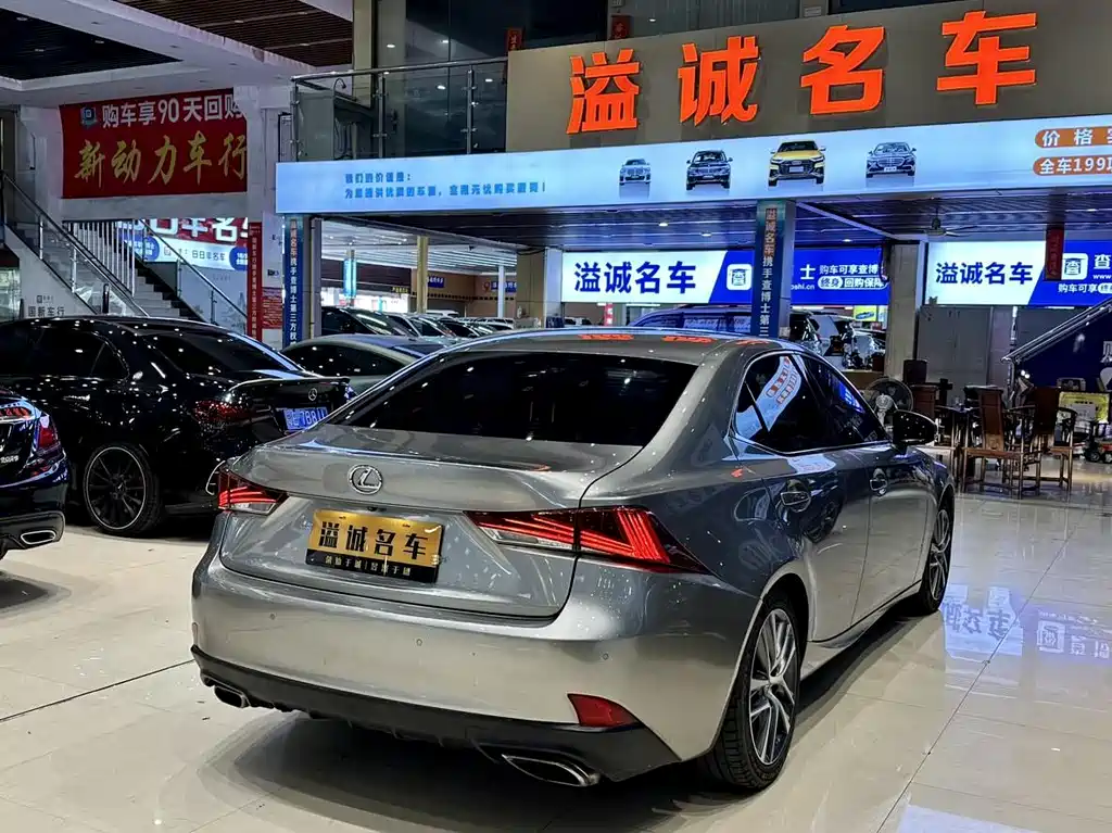 Lexus IS 2018 — фото 12