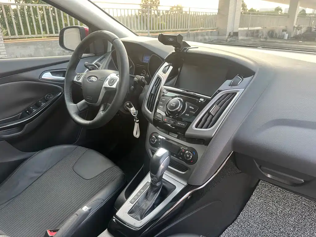 Ford Focus 2014 — фото 12