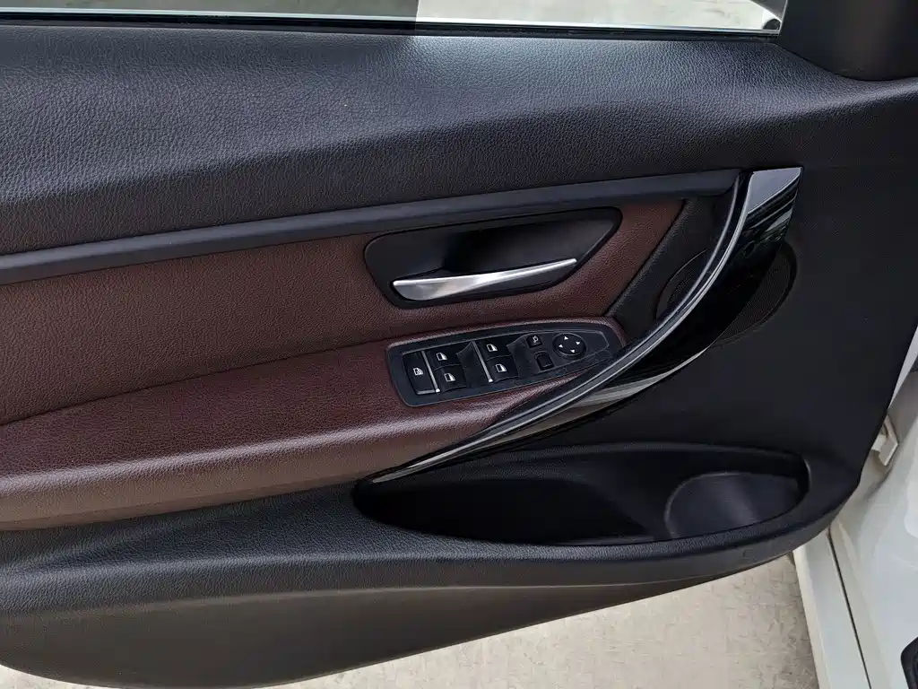 BMW 3 Series 2017 — фото 16