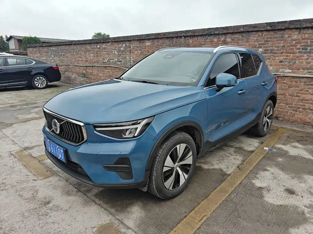 Volvo XC40 2023 — фото 1