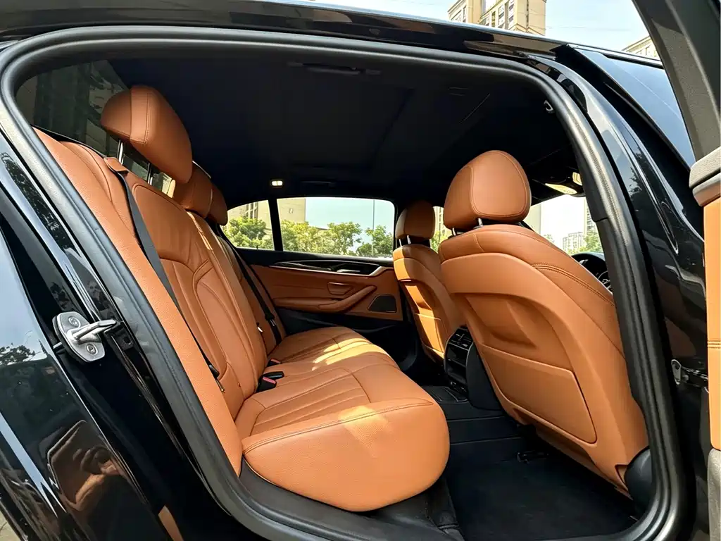 BMW 5 Series 2018 — фото 16