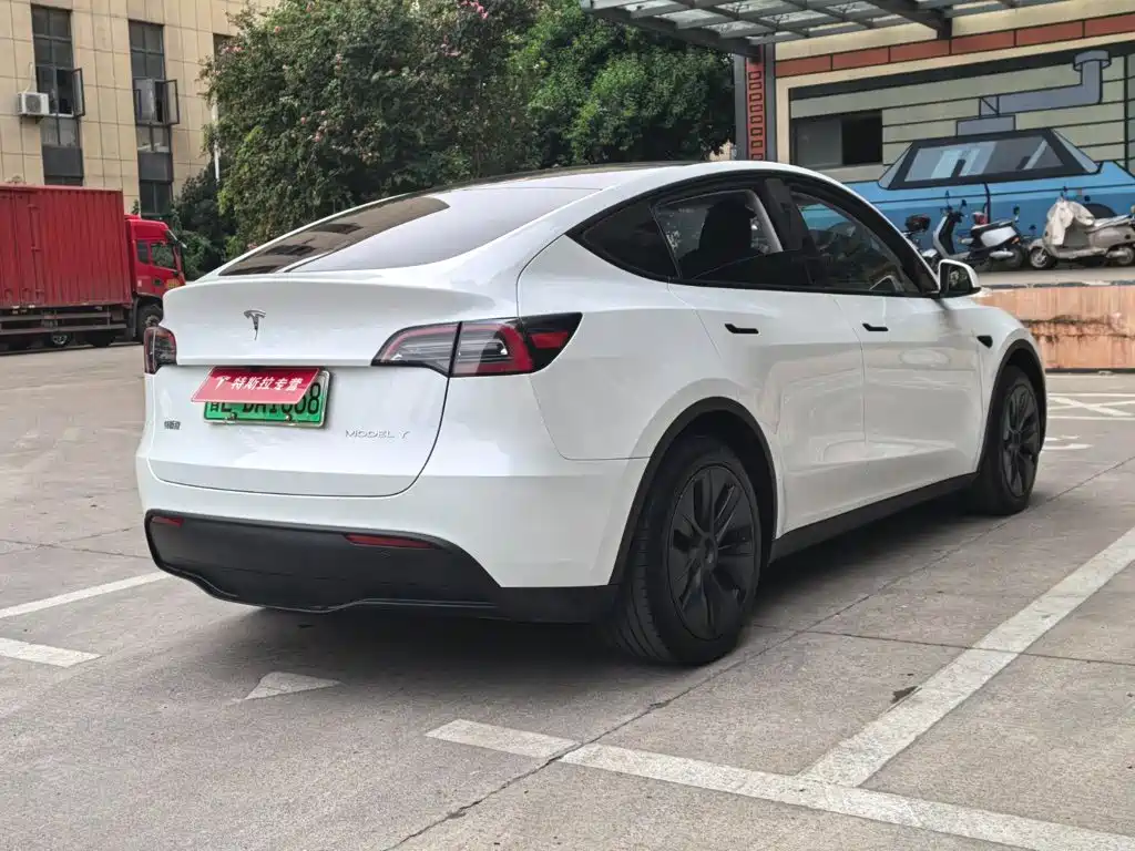 Tesla Model Y 2025 — фото 15