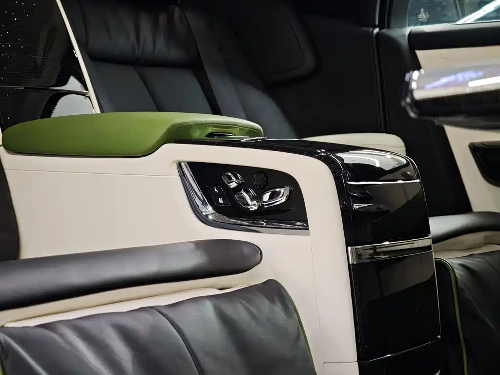 Rolls-Royce Phantom 2023 — фото 14