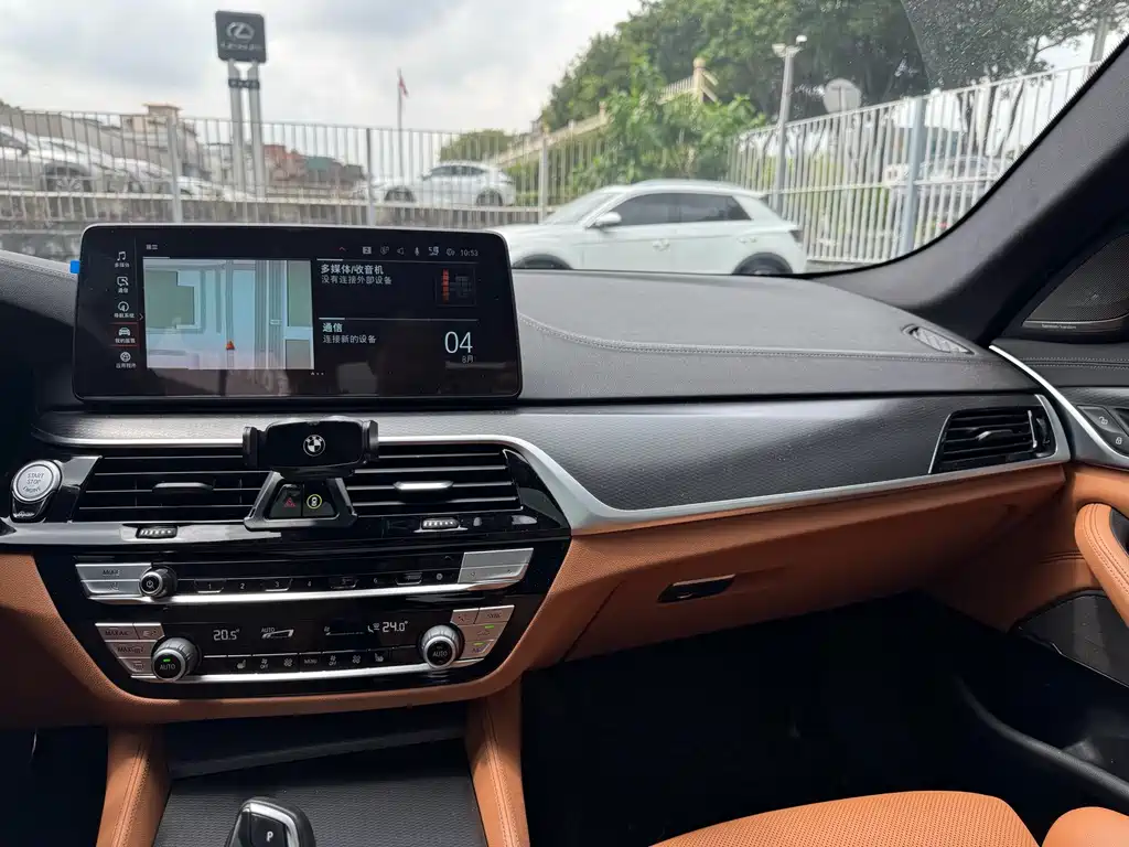 BMW 5 Series 2021 — фото 14