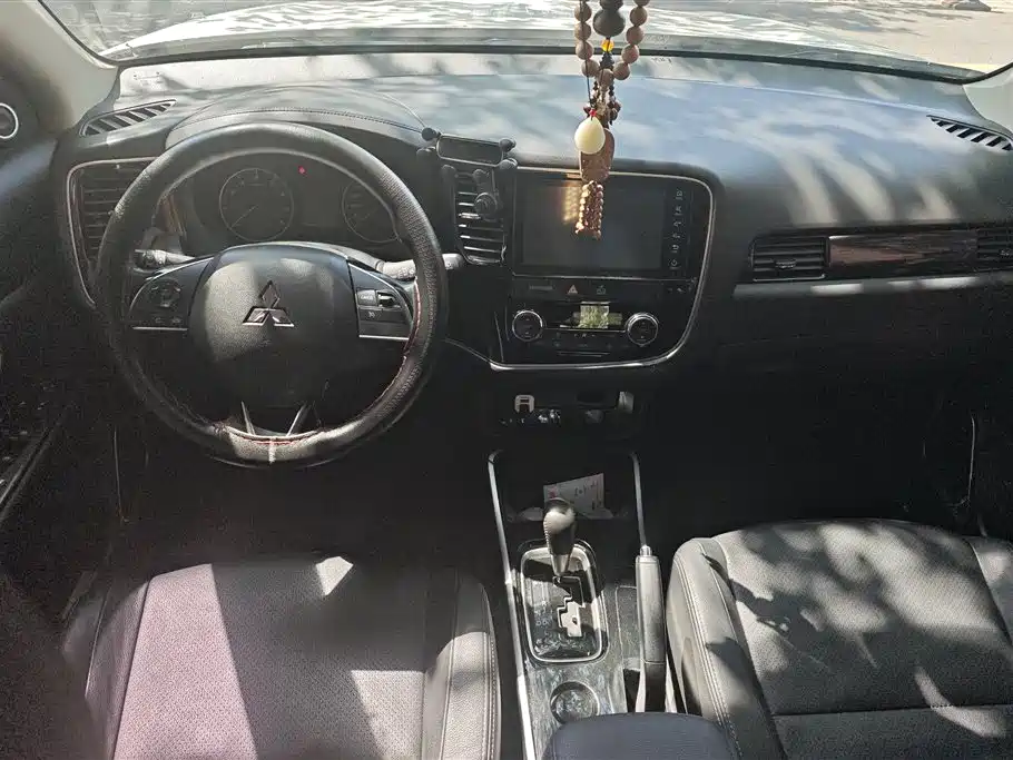 Mitsubishi Outlander 2018 — фото 12