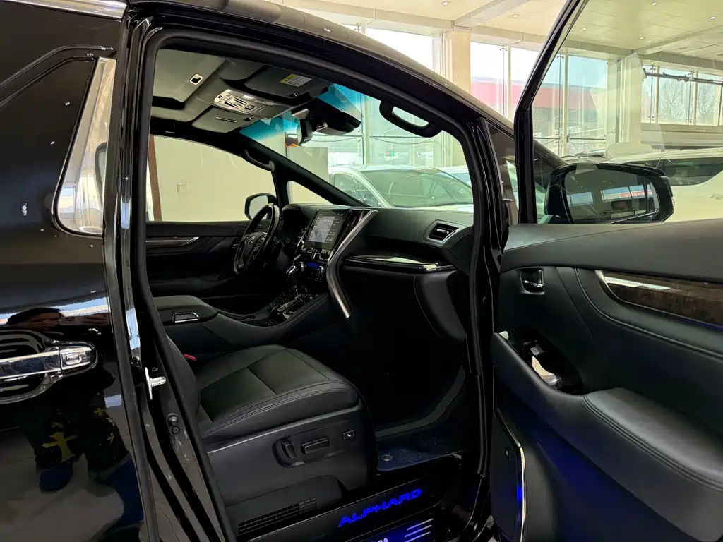 Toyota Alphard 2022 — фото 10