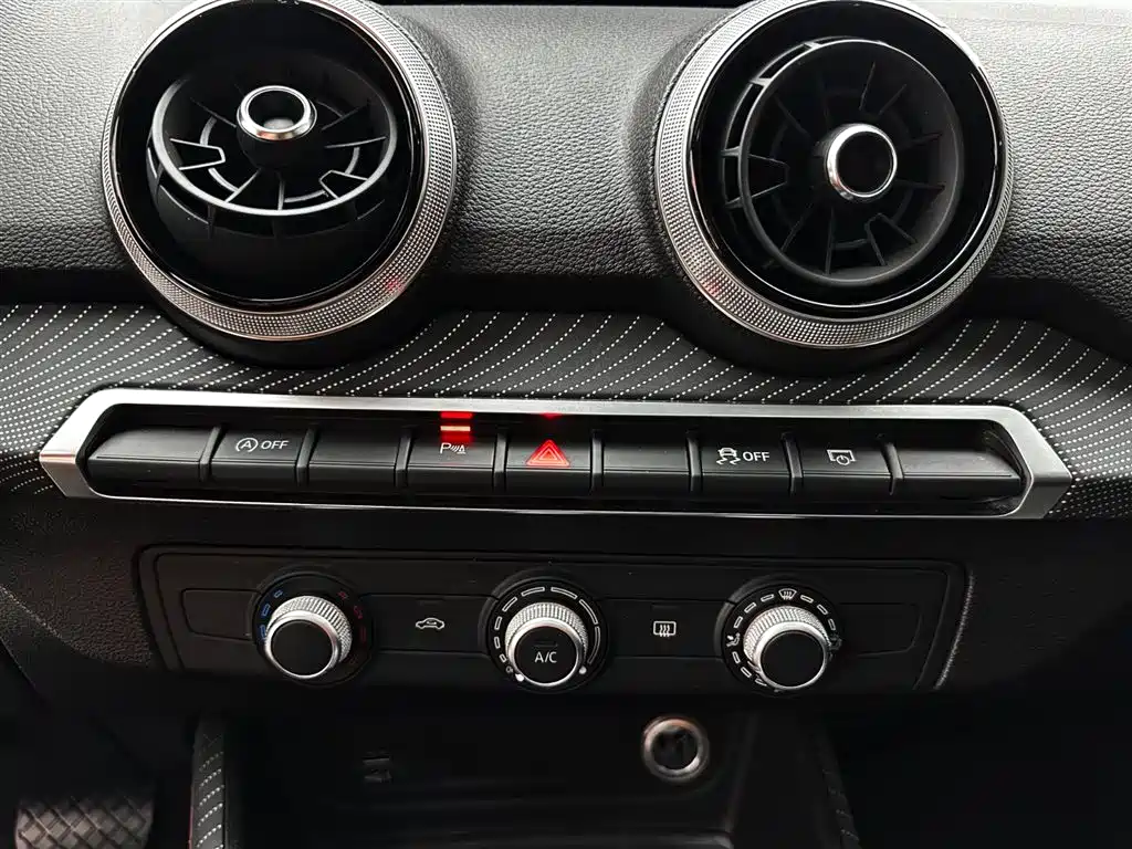 Audi Q2L 2022 — фото 20