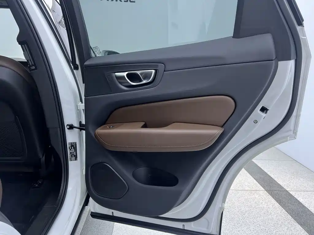 Volvo XC60 2022 — фото 18