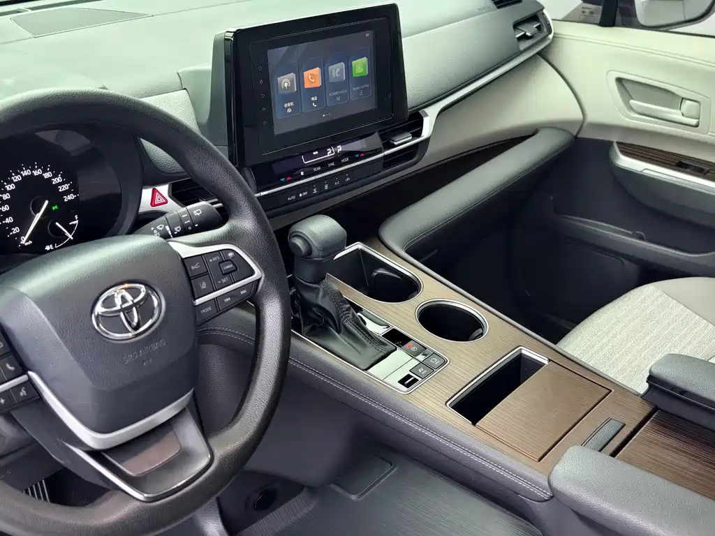 Toyota Sienna 2024 — фото 10