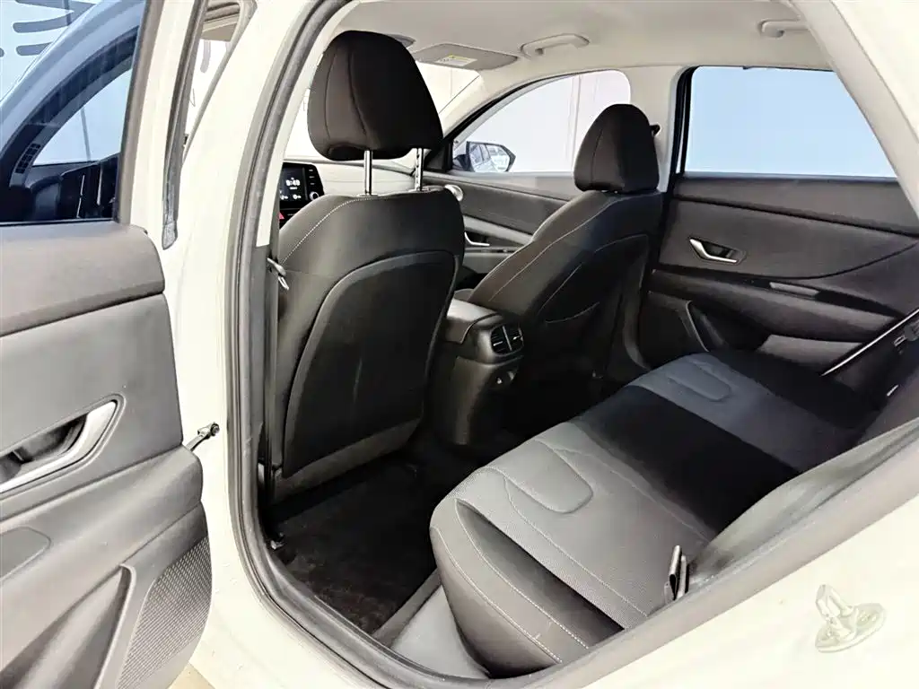 Hyundai Elantra 2023 — фото 10