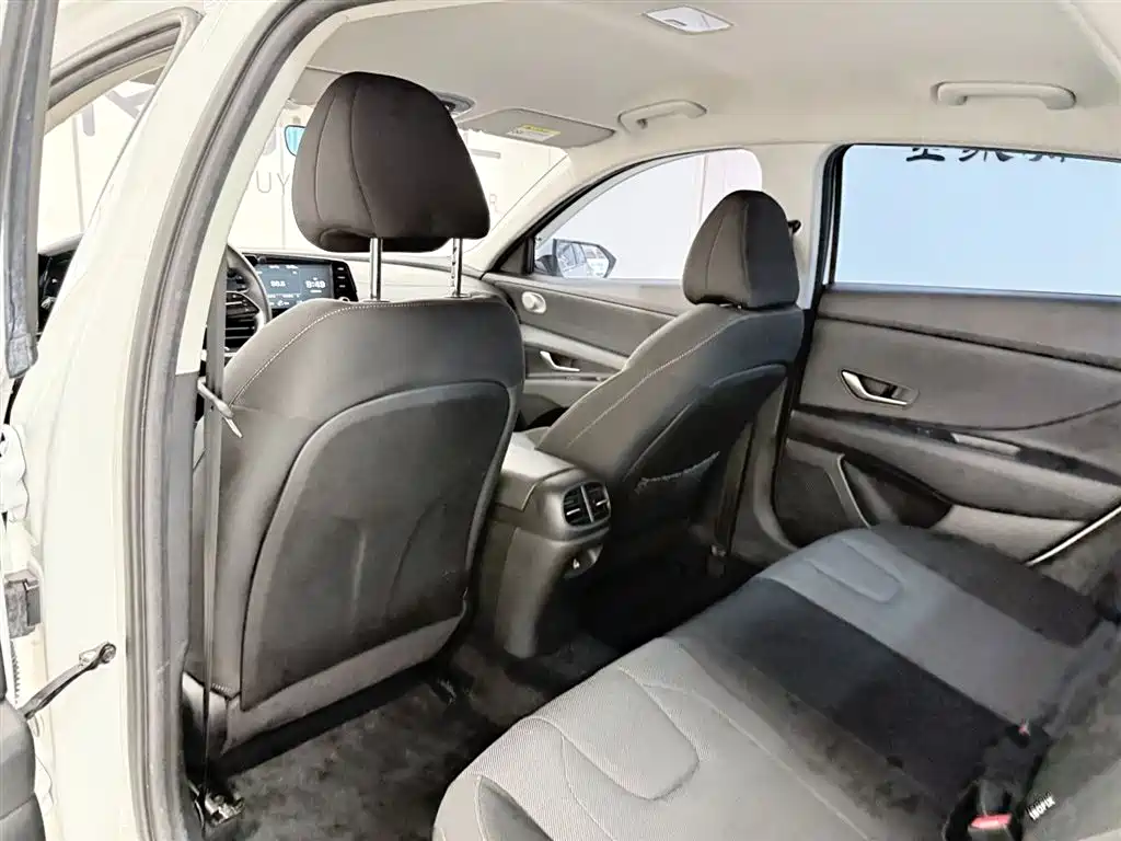 Hyundai Elantra 2023 — фото 11
