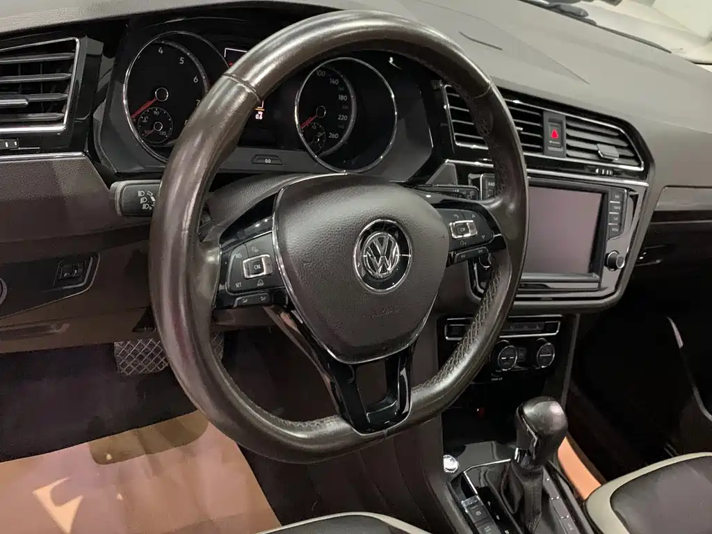 Volkswagen Tiguan L 2017 — фото 11