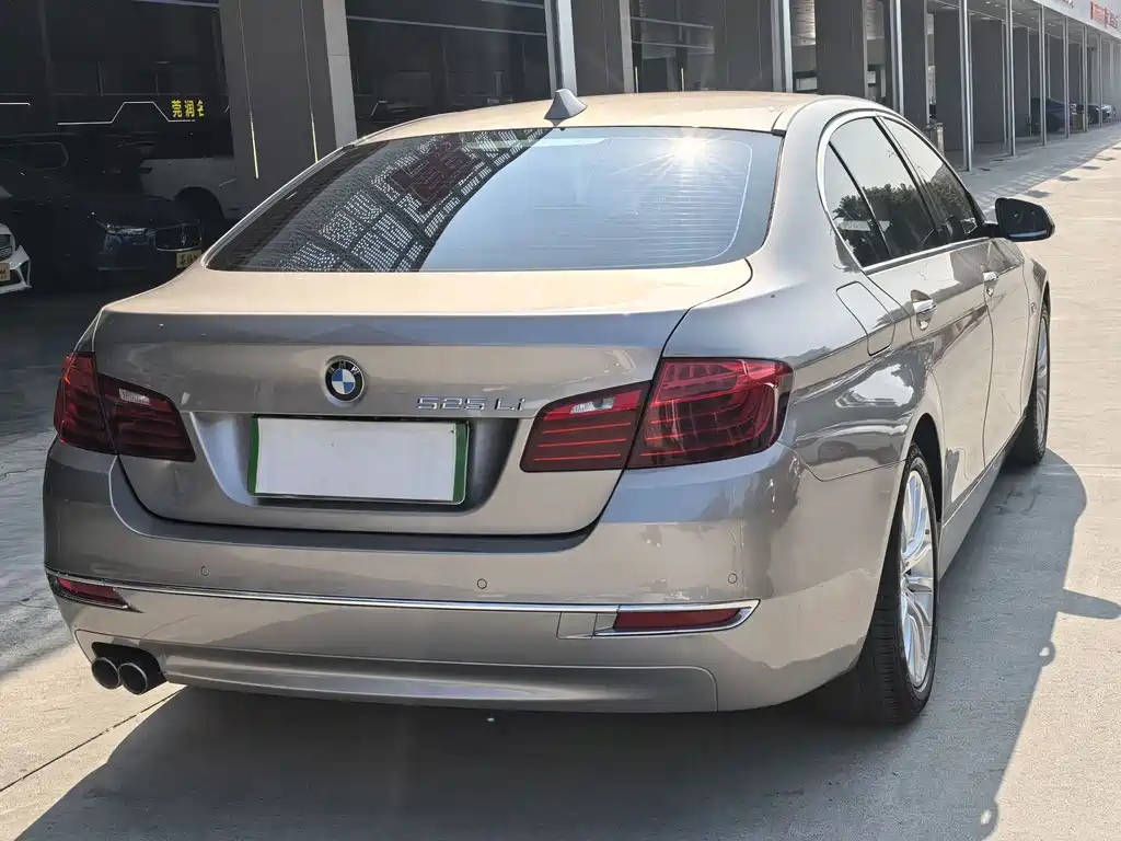 BMW 5 Series 2017 — фото 10