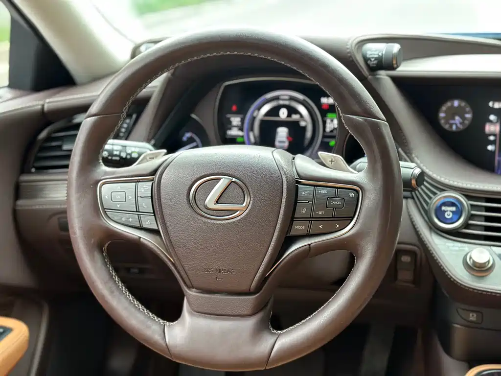 Lexus LS 2018 — фото 16